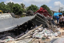 Xe tải “hung thần” tông trạm thu phí ngay trước khi đâm xe khách