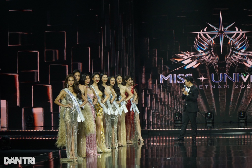 Chung kết Miss Universe Vietnam: MC kém duyên, khán giả hô toáng bị mất đồ - 4 Chung kết Miss Universe Vietnam: MC kém duyên, khán giả hô toáng bị mất đồ - 4