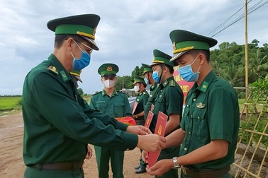 Lễ trao quyết định thăng quân hàm đặc biệt ở chốt phòng dịch
