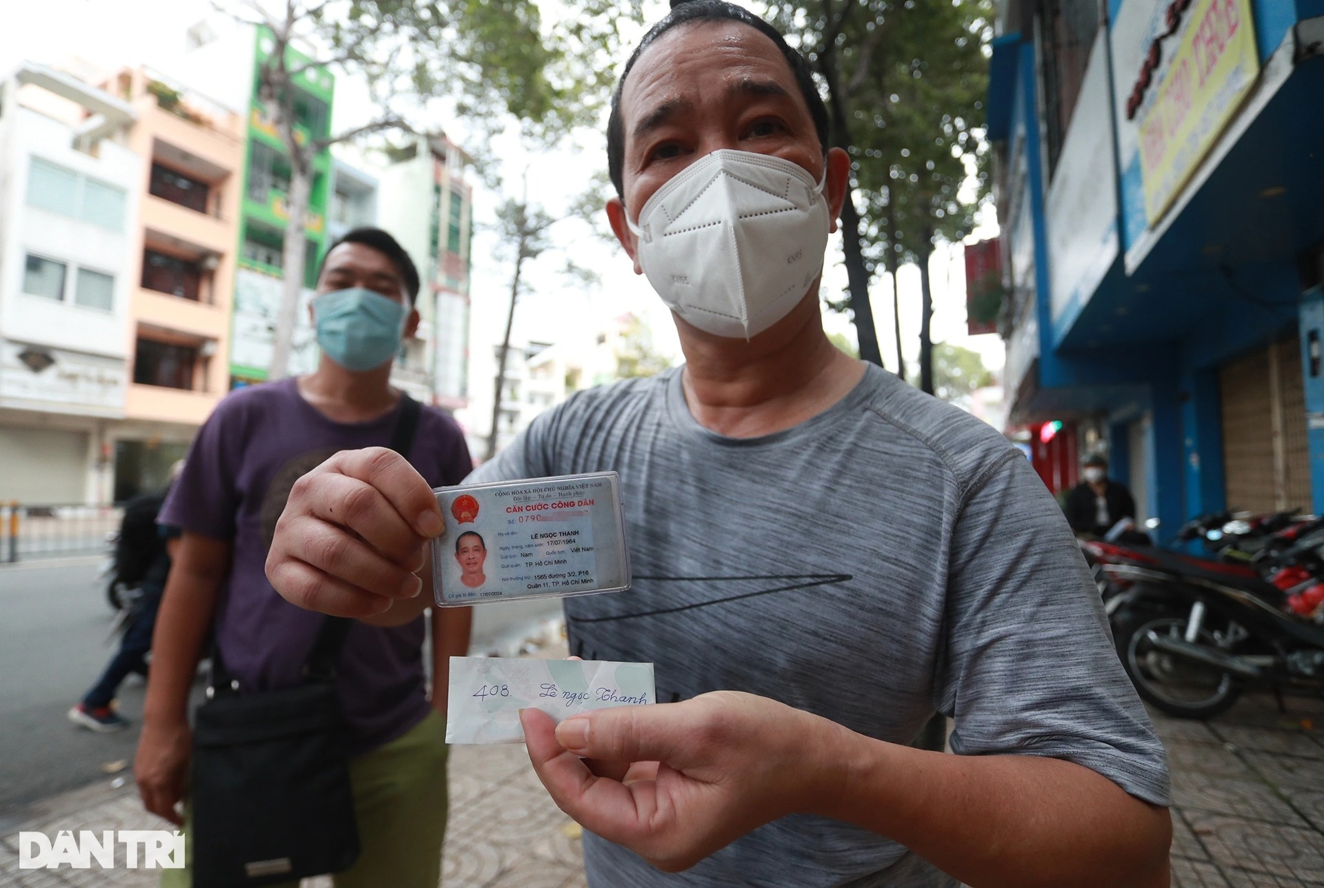 Người dân TPHCM xếp hàng dài nhận gói hỗ trợ Covid-19 đợt 3 - 6 Người dân TPHCM xếp hàng dài nhận gói hỗ trợ Covid-19 đợt 3 - 6