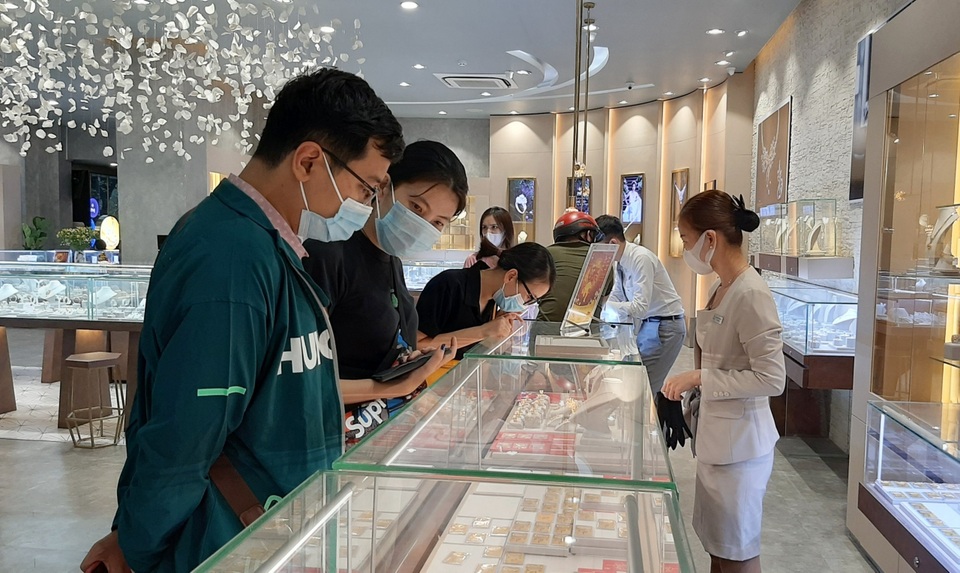 TPHCM: Người dân đổ xô mua vàng trước ngày vía Thần Tài - 2 TPHCM: Người dân đổ xô mua vàng trước ngày vía Thần Tài - 2