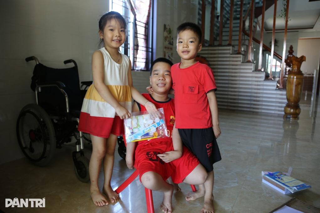 Tiểu Nguyễn Ngọc Ký viết chữ bằng chân, nuôi ước mơ làm bác sĩ - 7 Tiểu Nguyễn Ngọc Ký viết chữ bằng chân, nuôi ước mơ làm bác sĩ - 7