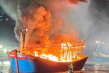 Nguyên nhân 5 tàu cá bốc cháy ngùn ngụt ở Nghệ An