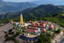 Ngắm bảo tháp 13 tầng độc đáo trên đỉnh núi Chín Khúc