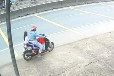 Người phụ nữ "bắt cóc" bé gái lớp 1 trước cổng trường, lấy đôi bông tai