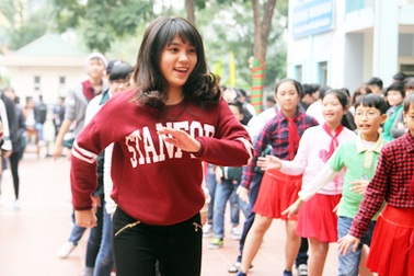 Nam thanh nữ tú THPT Lômônôxốp nhảy flashmob sôi động đón Giáng sinh
