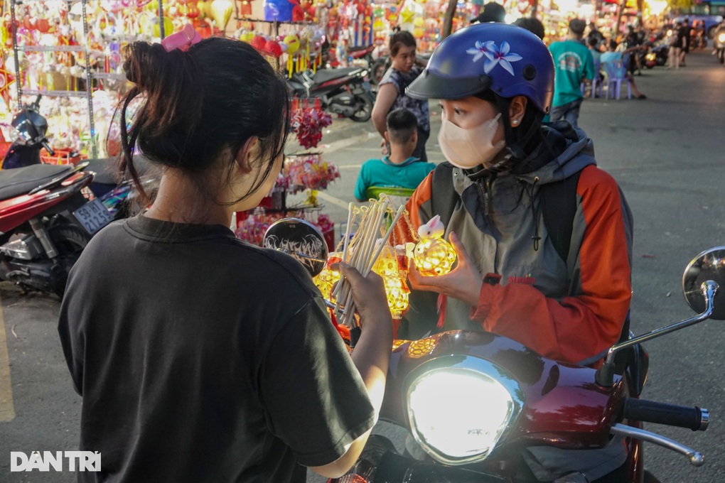 Khách đông nghịt, tiểu thương 3 ngày bán 500 chiếc lồng đèn siêu sốt - 5 Khách đông nghịt, tiểu thương 3 ngày bán 500 chiếc lồng đèn siêu sốt - 5