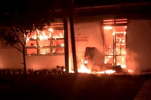 Trường học bốc cháy trong đêm