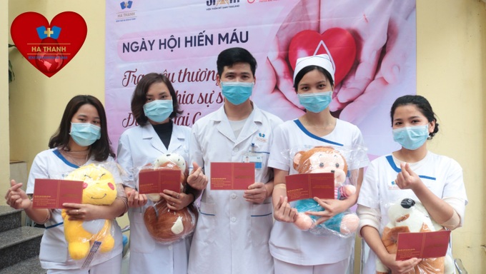 Hàng trăm cán bộ, nhân viên Bệnh viện Hà Thành và người nhà bệnh nhân hiến máu tình nguyện - Ảnh 1. Hàng trăm cán bộ, nhân viên Bệnh viện Hà Thành và người nhà bệnh nhân hiến máu tình nguyện - Ảnh 1.
