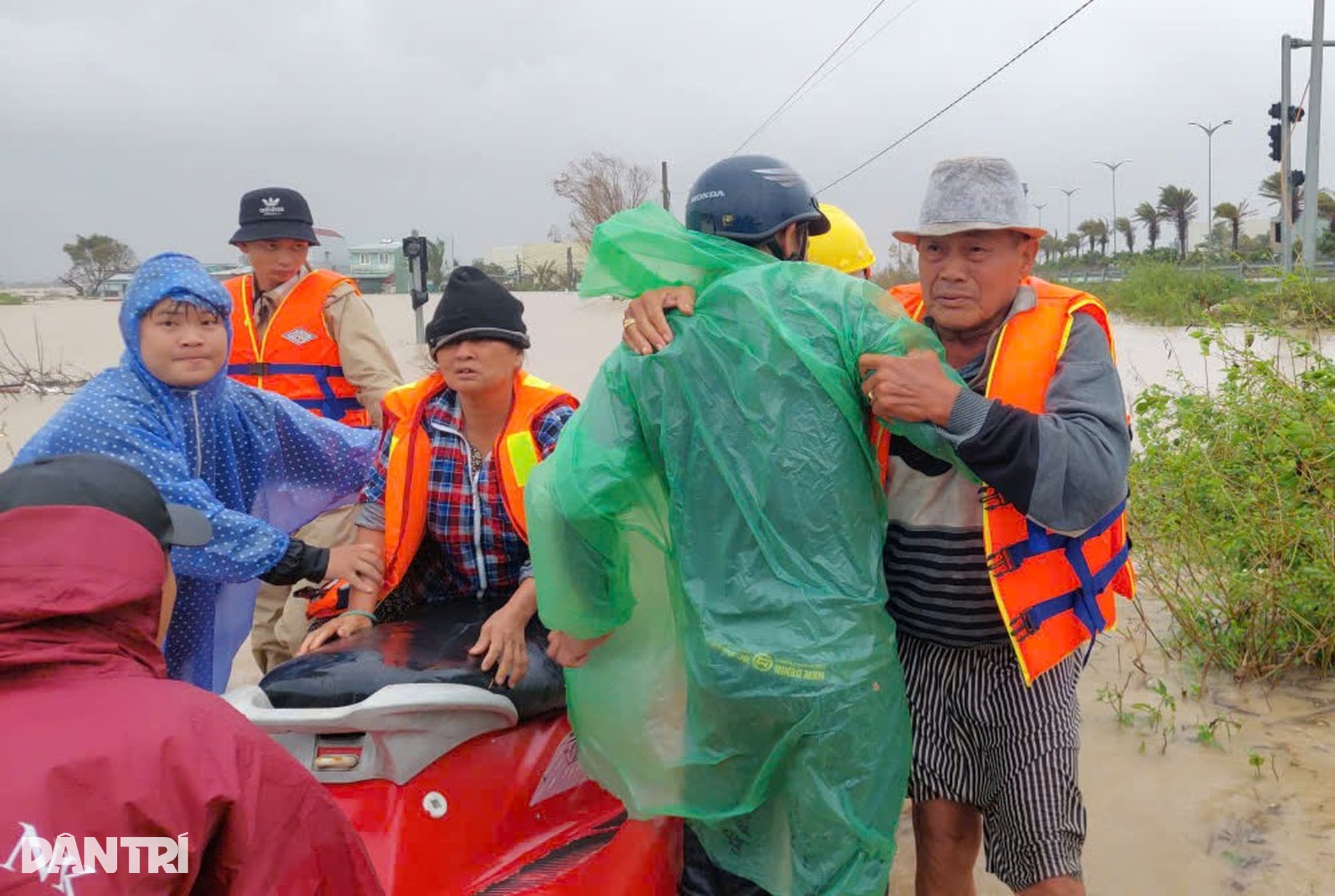 Nước ngập gần tới nóc nhà, người dân Gia Lai kêu cứu - 5