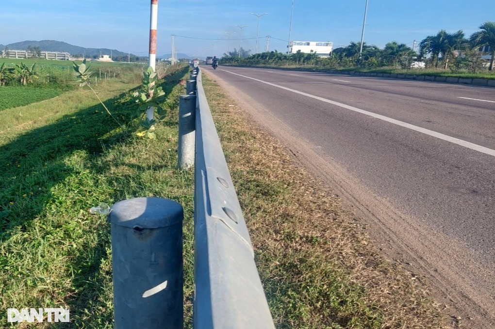 Hàng loạt bu lông, ốc vít và hộ lan trên quốc lộ bị tháo trộm - 2 Hàng loạt bu lông, ốc vít và hộ lan trên quốc lộ bị tháo trộm - 2