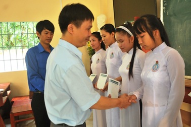 Hàng ngàn suất học bổng của Công ty Grobest Việt Nam đến với học sinh nghèo vượt khó