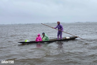 Mưa dông tiếp diễn ở miền Trung, miền Bắc trời lạnh