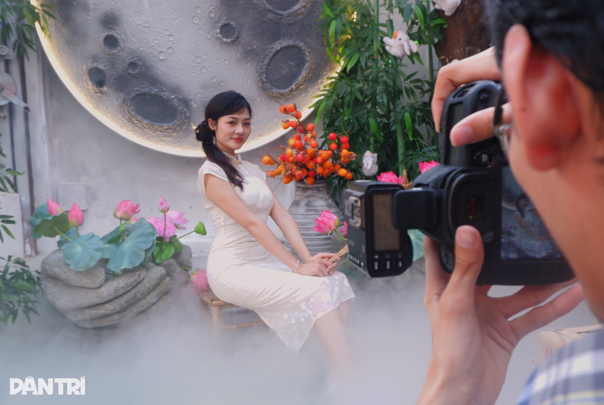 Giới trẻ TPHCM hóa thân thành nàng thơ đón Trung thu sớm - 7 Giới trẻ TPHCM hóa thân thành nàng thơ đón Trung thu sớm - 7