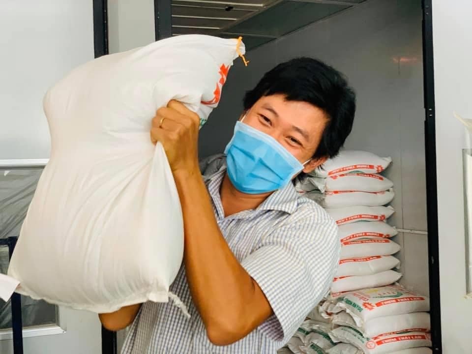 Ông bố phát gạo mùa dịch: Mong đón cả người đi ô tô đến nhận - 6 Ông bố phát gạo mùa dịch: Mong đón cả người đi ô tô đến nhận - 6