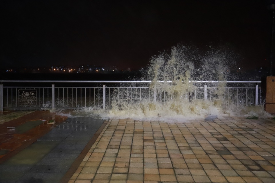 Đà Nẵng: Lần đầu có cảnh nước sông Hàn dâng cao, tràn lên đường - 7 Đà Nẵng: Lần đầu có cảnh nước sông Hàn dâng cao, tràn lên đường - 7