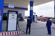Tạm đình chỉ cây xăng bán... nước lã cho khách hàng