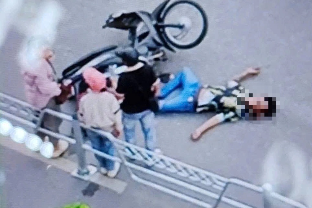 Đâm vào hàng rào phân làn đường Võ Chí Công, người đàn ông bị trọng thương - 1 Đâm vào hàng rào phân làn đường Võ Chí Công, người đàn ông bị trọng thương - 1
