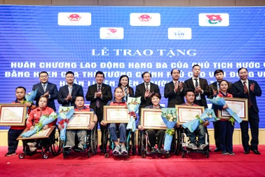 VĐV khuyết tật xúc động nhận Huân chương Lao động hạng Ba