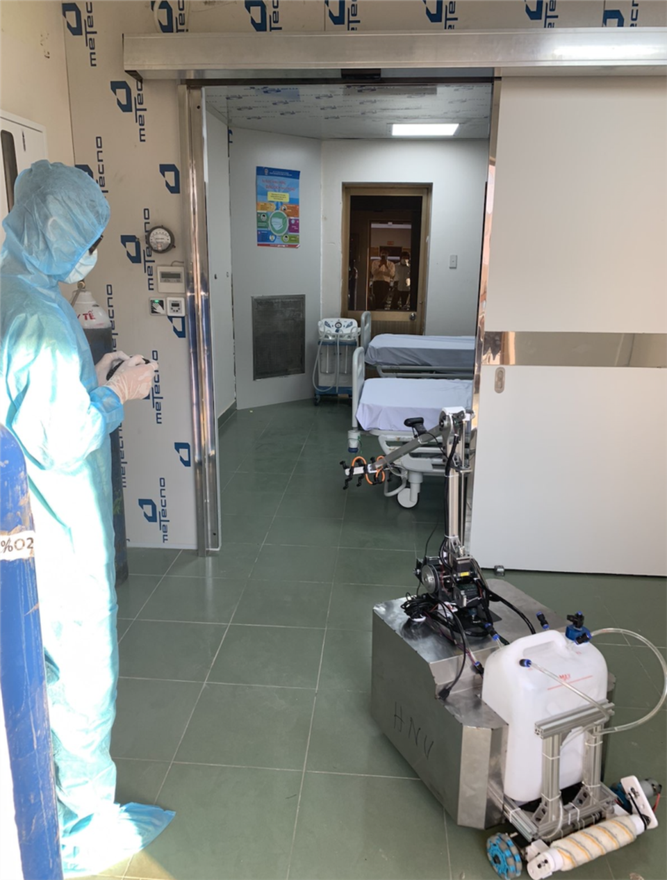 TPHCM: Robot khử khuẩn, làm vệ sinh phòng cách ly thay nhân viên y tế - 2 TPHCM: Robot khử khuẩn, làm vệ sinh phòng cách ly thay nhân viên y tế - 2