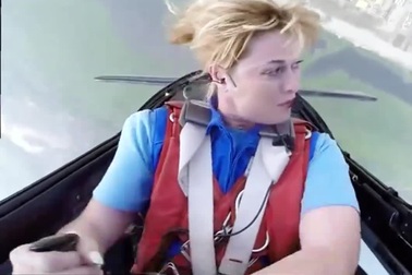 Những màn nhào lộn máy bay ấn tượng của nữ phi công 57 tuổi