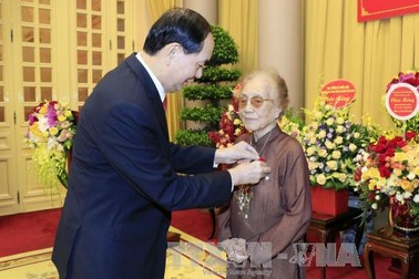 Chủ tịch nước trao tặng bà Nguyễn Thị Bình huy hiệu 70 năm tuổi Đảng