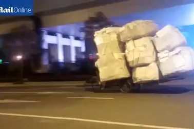 Những chiếc xe chở hàng quá tải trên đường phố Thượng Hải