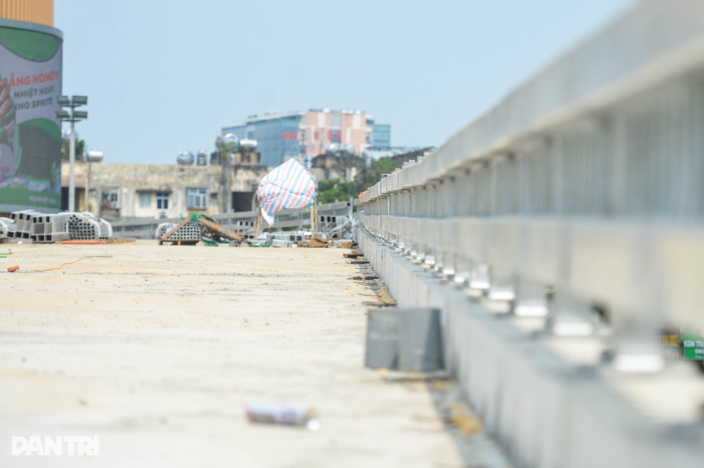 Hà Nội: Công nhân chống chọi nắng nóng, gấp rút hoàn thiện cầu vượt chữ C - 10 Hà Nội: Công nhân chống chọi nắng nóng, gấp rút hoàn thiện cầu vượt chữ C - 10