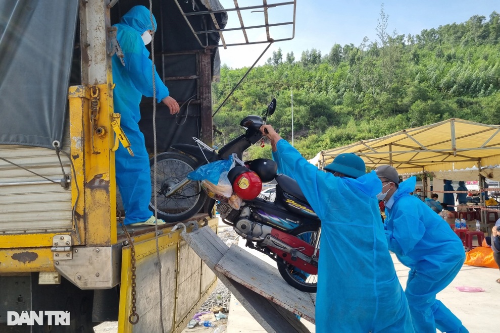 Người dân đi xe máy hồi hương qua Đà Nẵng được chở về Hà Nội - 9 Người dân đi xe máy hồi hương qua Đà Nẵng được chở về Hà Nội - 9