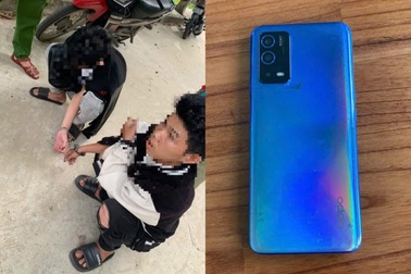 Mẹ bị giật điện thoại khi chở con đi khai giảng