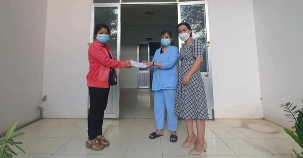 Nữ hộ lý chăm sóc bệnh nhân F0: Không nghĩ được nhiều người quan tâm vậy! - 1 Nữ hộ lý chăm sóc bệnh nhân F0: Không nghĩ được nhiều người quan tâm vậy! - 1