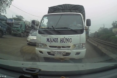 Ngang ngược dừng xe trái làn đường còn thi gan với xe khác