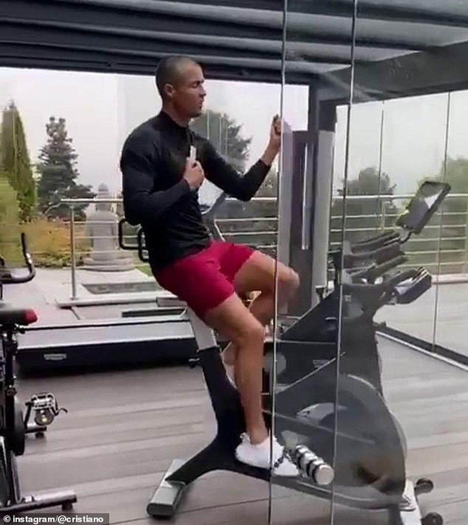 C.Ronaldo gây sốt khi cạo trọc đầu trong thời gian cách ly - 2 C.Ronaldo gây sốt khi cạo trọc đầu trong thời gian cách ly - 2