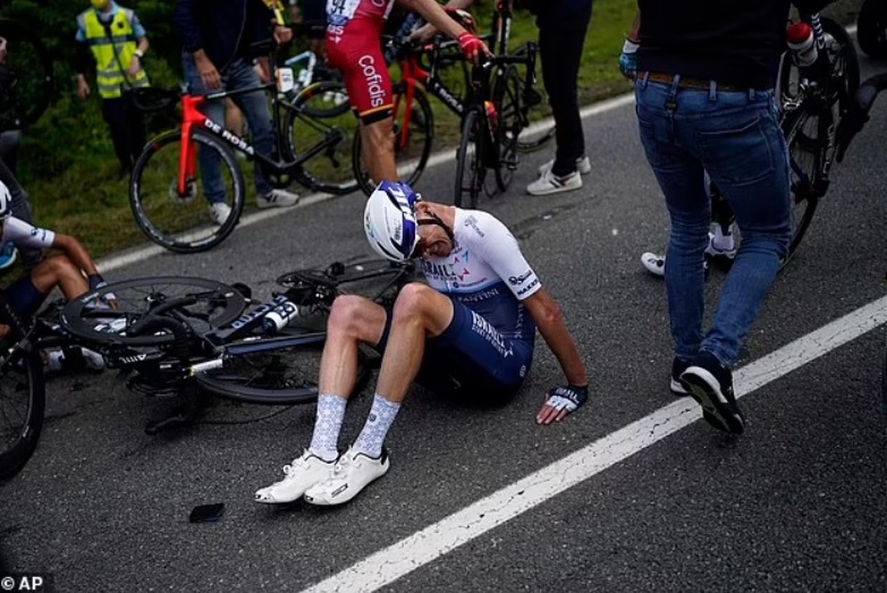 Cổ động viên gây tai nạn liên hoàn ở giải Tour de France bị truy nã - 4 Cổ động viên gây tai nạn liên hoàn ở giải Tour de France bị truy nã - 4