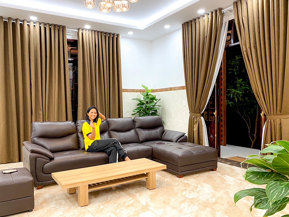 Hoa hậu H’Hen Niê lần đầu tiết lộ căn nhà 2,5 tỷ xây cho ba mẹ ở quê - 12 Hoa hậu H’Hen Niê lần đầu tiết lộ căn nhà 2,5 tỷ xây cho ba mẹ ở quê - 12