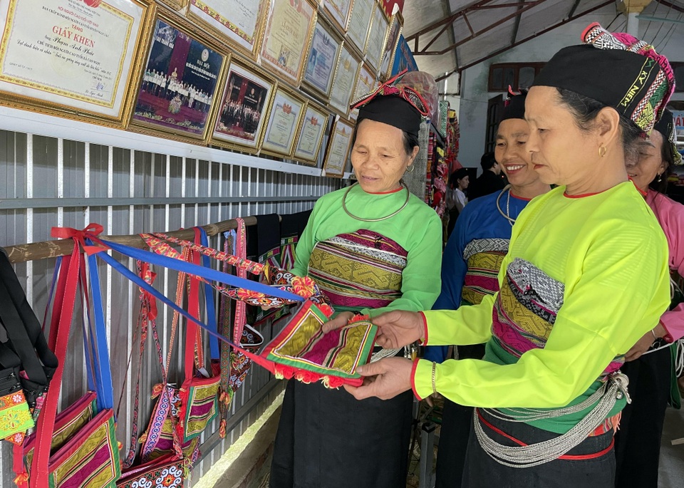 Người phụ nữ Mường với đam mê phát triển nghề dệt thổ cẩm - 5 Người phụ nữ Mường với đam mê phát triển nghề dệt thổ cẩm - 5