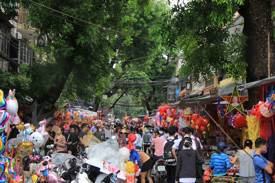 Cấm chụp ảnh miễn phí, tiểu thương Hàng Mã ra giá “100 nghìn đồng/lần”? - 8 Cấm chụp ảnh miễn phí, tiểu thương Hàng Mã ra giá “100 nghìn đồng/lần”? - 8