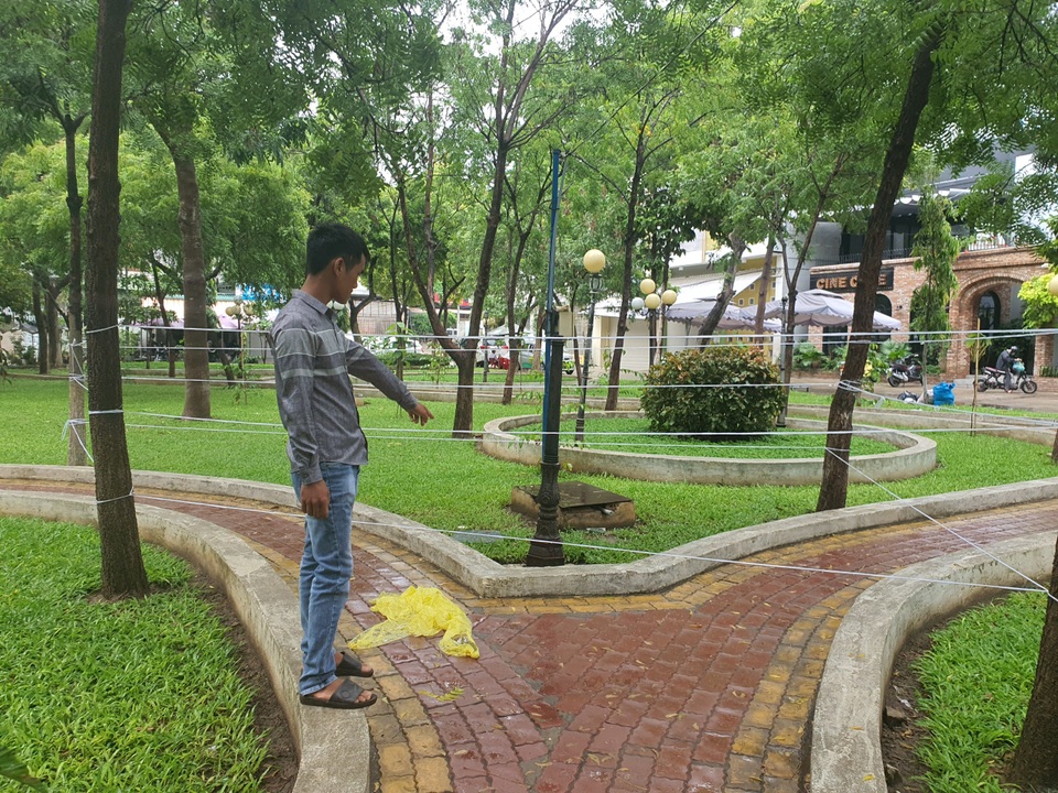 Cháu bé nghi bị điện giật tử vong khi chơi trong công viên - 1 Cháu bé nghi bị điện giật tử vong khi chơi trong công viên - 1