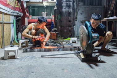 Mất điện khiến nhiều người phải chuyển việc từ làm ban ngày sang đêm