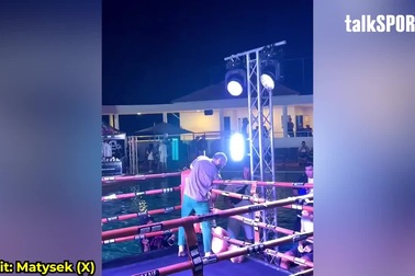 Ăn mừng chiến thắng quá đà, võ sĩ châu Âu bị điện giật, đổ gục xuống sàn