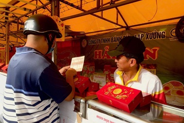 Nghịch lý vụ bánh trung thu, khách đông tiểu thương lại khóc vì khan hàng