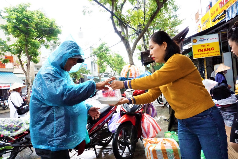 Người phụ nữ đều đặn mỗi tháng tặng người lao động nghèo cơm chay miễn phí - 4 Người phụ nữ đều đặn mỗi tháng tặng người lao động nghèo cơm chay miễn phí - 4