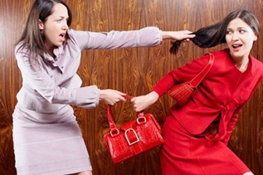 Vợ quyết đấu khẩu với gái trẻ để giành lại... bồ già