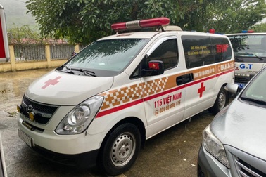 Thu 300.000 đồng/người, xe cứu thương "nhét" 12 người ở Bắc Ninh về Sơn La