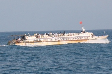 78 chuyến tàu cao tốc đưa khách du lịch ra, vào đảo Lý Sơn chơi lễ