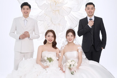 Hai anh em ruột đám cưới một ngày, chung thùng mừng cưới