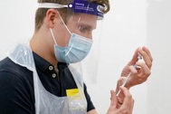 Anh có thể gom thừa hơn 200 triệu liều vắc xin để đối phó "quái vật" Delta