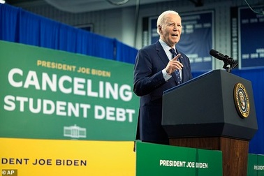 Tổng thống Mỹ Joe Biden xóa khoản nợ 183 tỷ USD cho 150.000 sinh viên