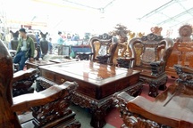 Choáng 2 bộ bàn ghế giá 'khủng' trăm triệu đồng bán cho đại gia Việt