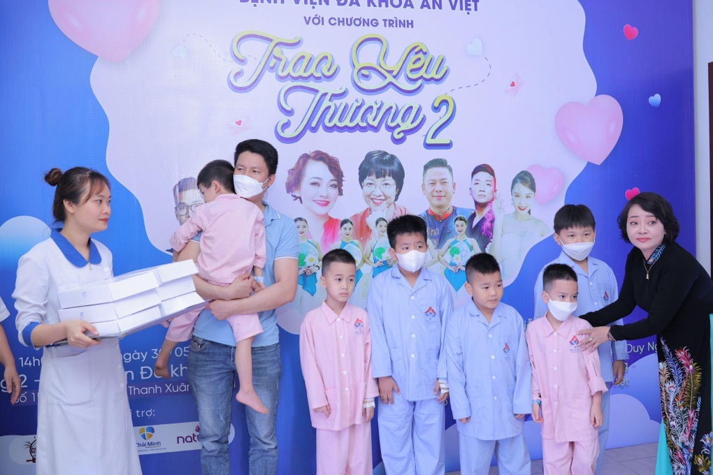 Trà My, Thảo Vân xúc động trao yêu thương cho bệnh nhân ung thư - 3 Trà My, Thảo Vân xúc động trao yêu thương cho bệnh nhân ung thư - 3